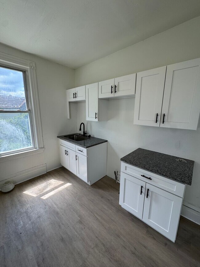 Building Photo - 540 W 7th Ave