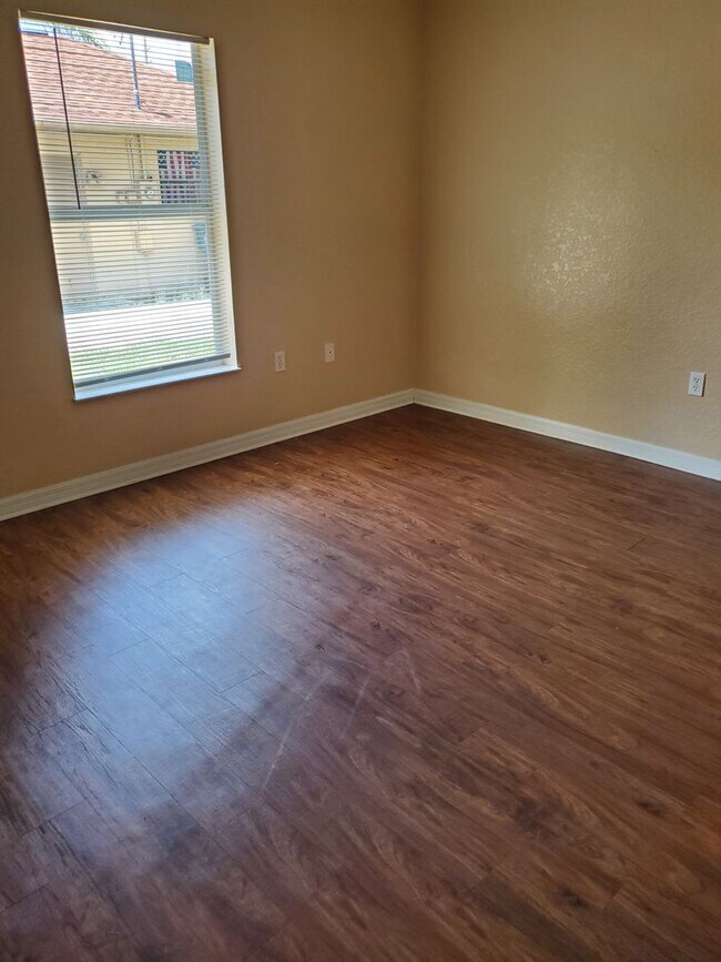 Building Photo - 3 Bedroom Home Close to Everything!