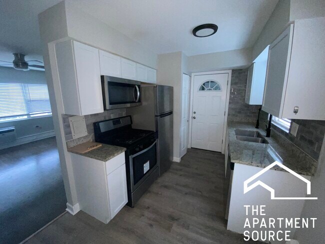 Building Photo - 1321 W Sherwin Ave