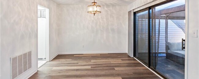 Building Photo - 2685 Meadowlawn Dr