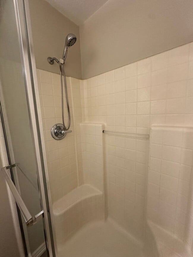 Building Photo - BEAUIFUL TOWNHOME!!!