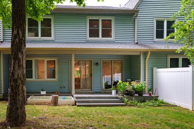 Building Photo - 211 Ross Stevenson Cir