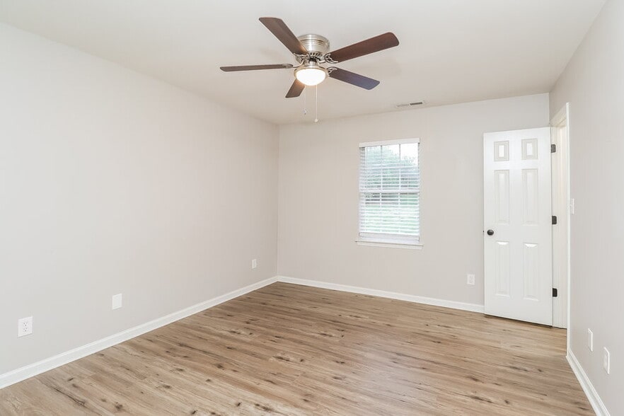 Building Photo - 518 White Oak Ln