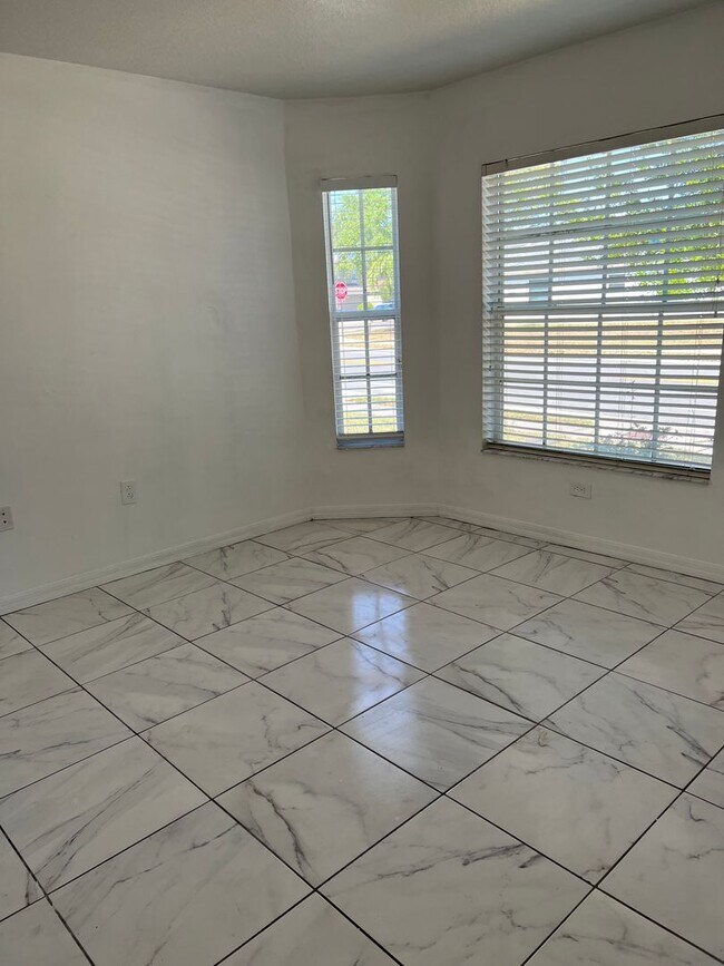 Building Photo - 4 Bedroom 3 Bath Single Family Home
