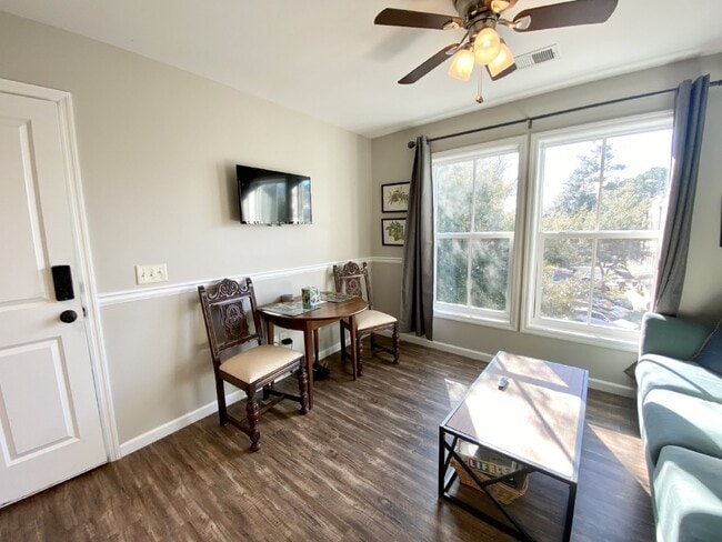 Building Photo - Old Town Bluffton Furnished Apartment!
