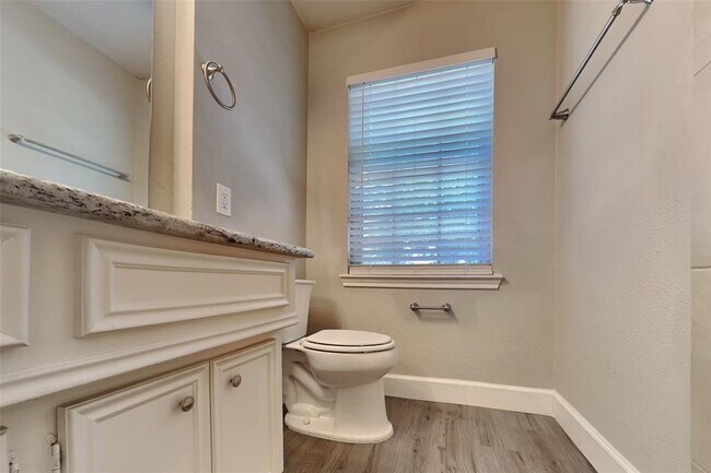 Building Photo - 2206 Lakeville Dr