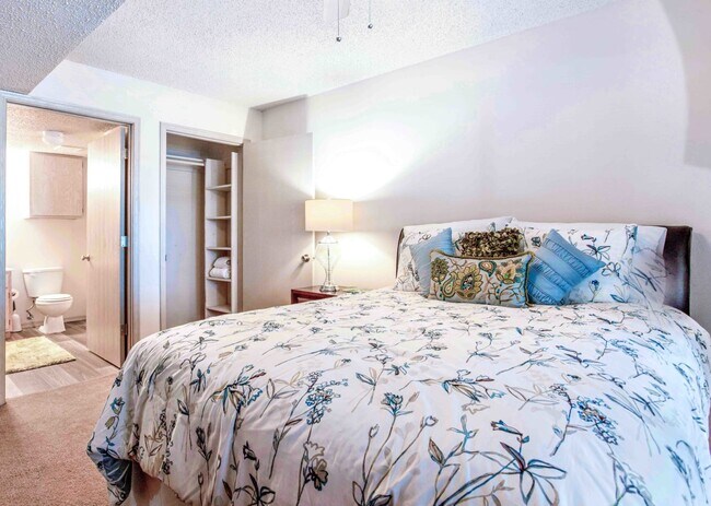 Building Photo - 501 Par Dr