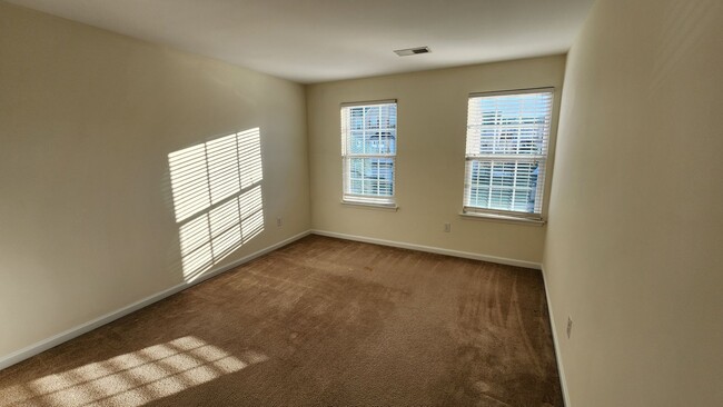 Building Photo - Spacious, Large, Luxury 3 Bedroom Townhous...