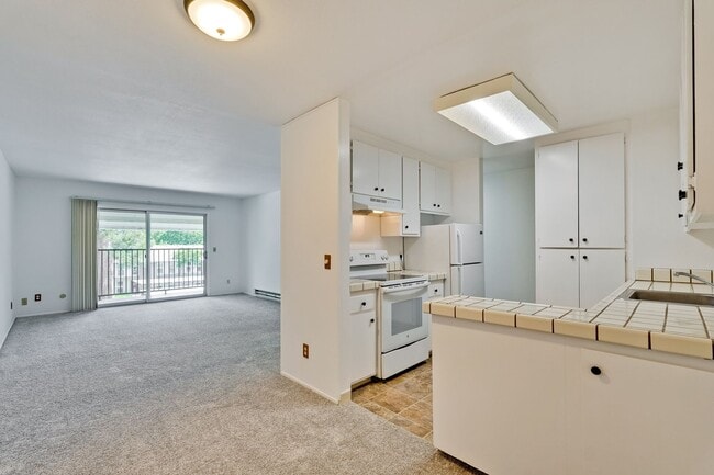 Building Photo - Up-Dated 1/1 3rd. Floor Condo Located in S...