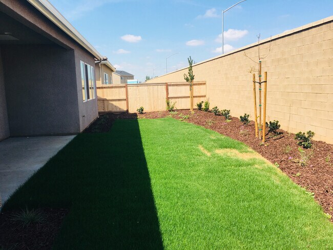 Building Photo - BEAUTIFUL ALMOST NEW HOME IN CLOVIS!