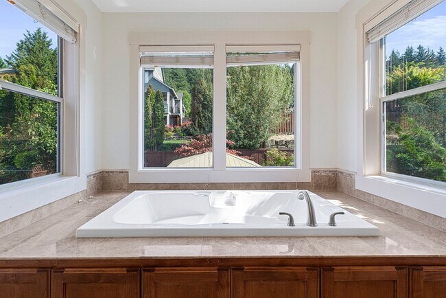 Building Photo - Stunning Large Home with 3 primary bedrooms + Tons of Amenities, Amazing Backyard !