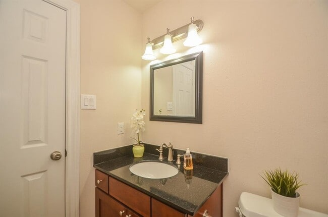 Building Photo - 3325 Clearview Cir