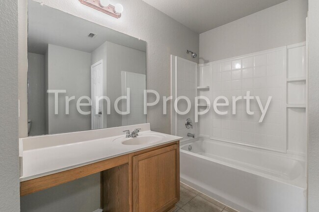 Building Photo - Beautiful Single Story 4 bedroom in Burles...