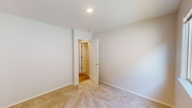 Building Photo - Single Level Family Friendly Home in Sandy. Fenced Backyard Pets Welcome