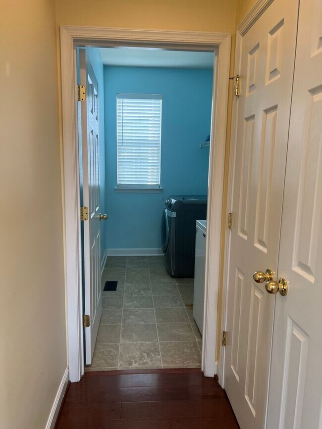 Building Photo - Sought after Idlewild Community