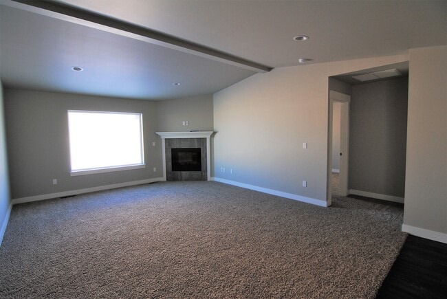 Building Photo - Newer Rambler in Mary Hill Estates!