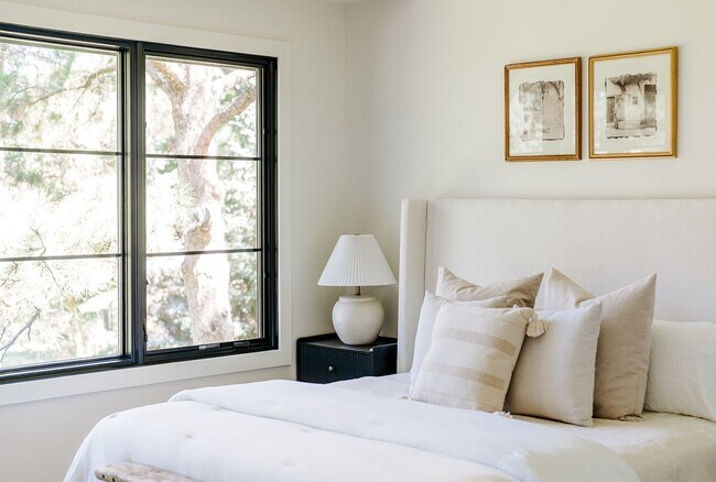 Building Photo - Custom Remodeled 4bd/4ba House in Greenwoo...