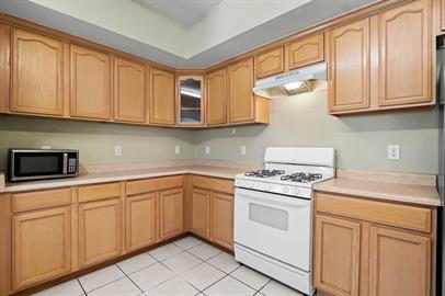 Building Photo - Large 2 story home with refrigerated air, huge backyard.