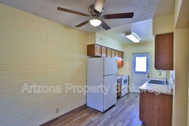 Building Photo - 2408 W Morten Ave