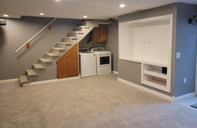 Building Photo - 3-Bedroom/2.5-Bath, Great Neighborhood