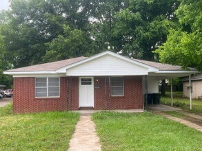 Building Photo - 3 Bed 1 Bath Home