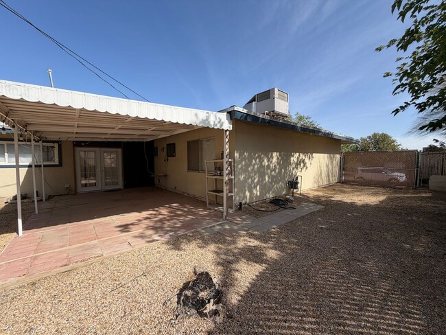 Building Photo - 3 Bedroom 2 Bathroom House on Corner Lot with 2 Car Garage Locate din Irwin Estates