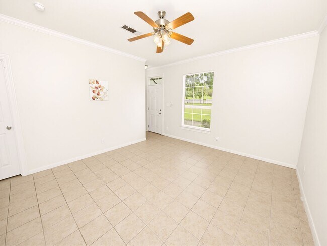 Building Photo - 2 bedroom Townhouse at Lake Beau Pre