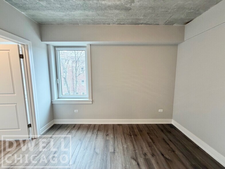 Building Photo - 938 W Carmen Ave