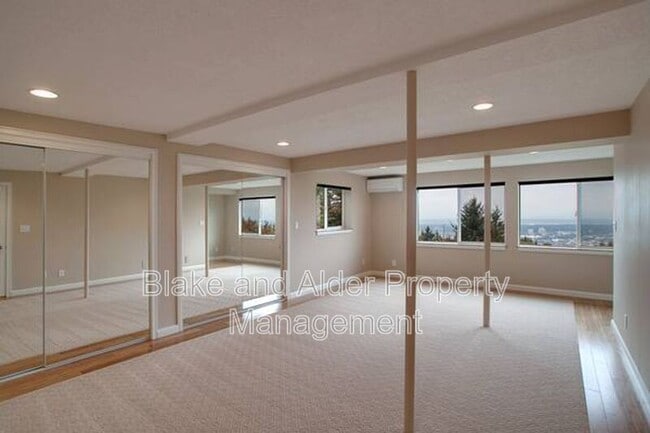 Building Photo - 4330 SW Council Crest Dr
