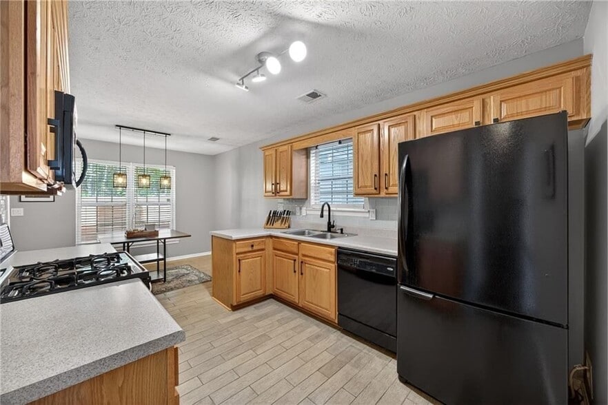 Building Photo - 9899 Vista Cir