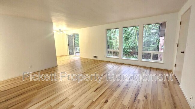 Building Photo - 6449 Lewis NE Dr