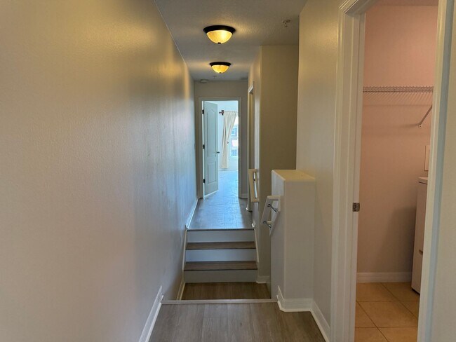 Building Photo - Come and Experience This Townhouse
