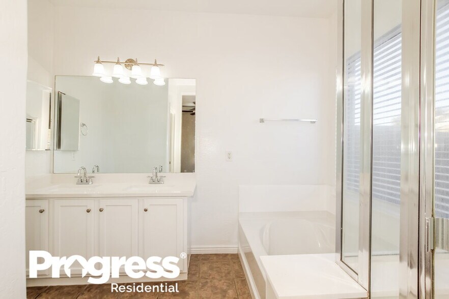 Building Photo - 13758 W Port Royale Ln