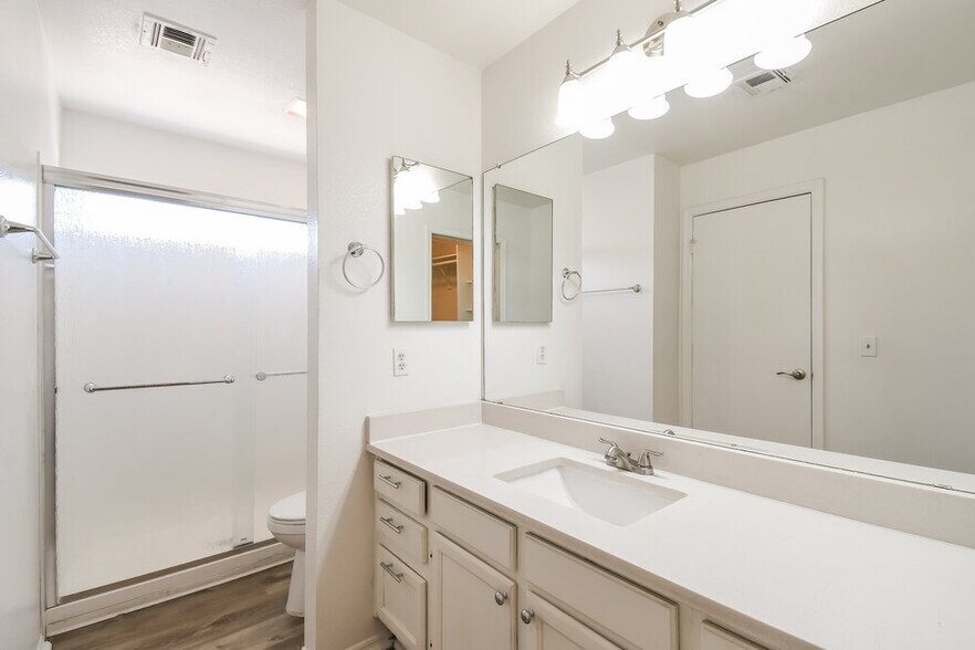 Building Photo - 4755 W Wahalla Ln