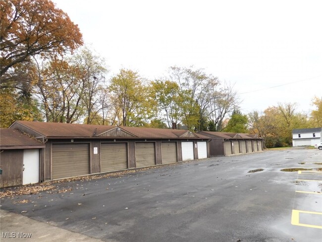 Building Photo - 1860 Mahoning Ave NW