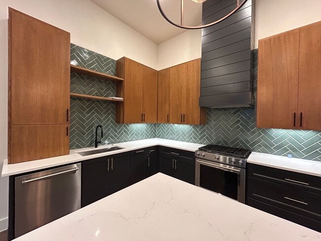 Building Photo - Town Creek CONDO! Large Balcony / Fridge, Washer, Dryer Included / Garage / NBISD