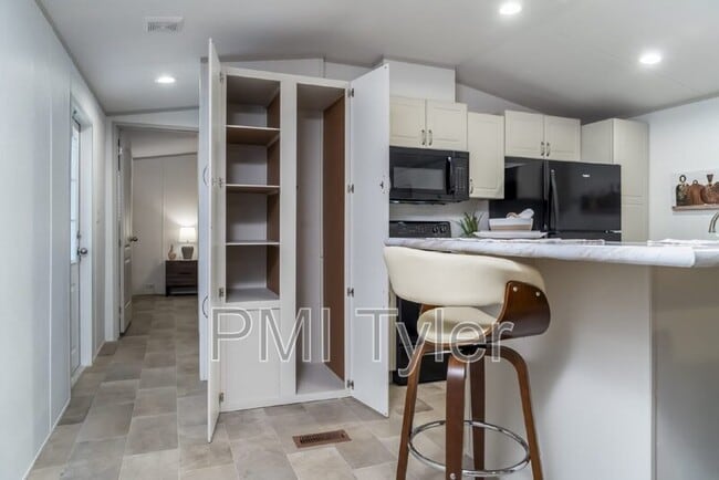 Building Photo - 203 Sugar Maple Ln