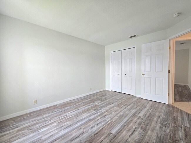 Building Photo - Waterfront home for RENT! 4 bed/2.5 bath