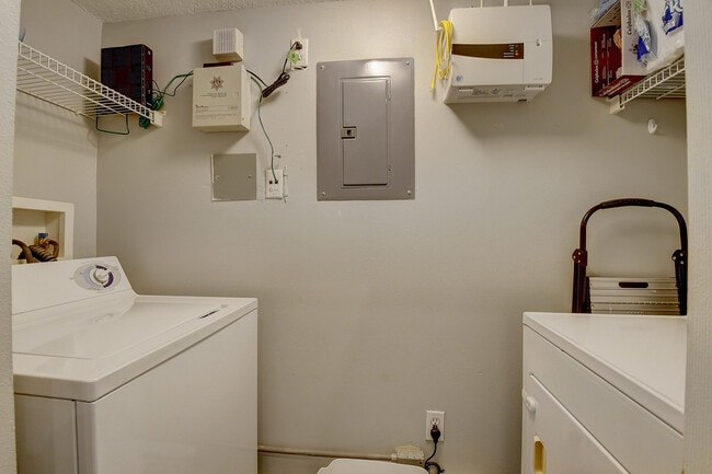 Building Photo - 1223 Villa Cir