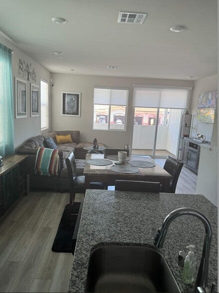 Building Photo - 211 N Vincent Ave