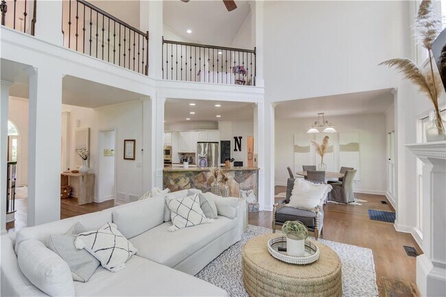 Building Photo - 2870 Roanoke Rd