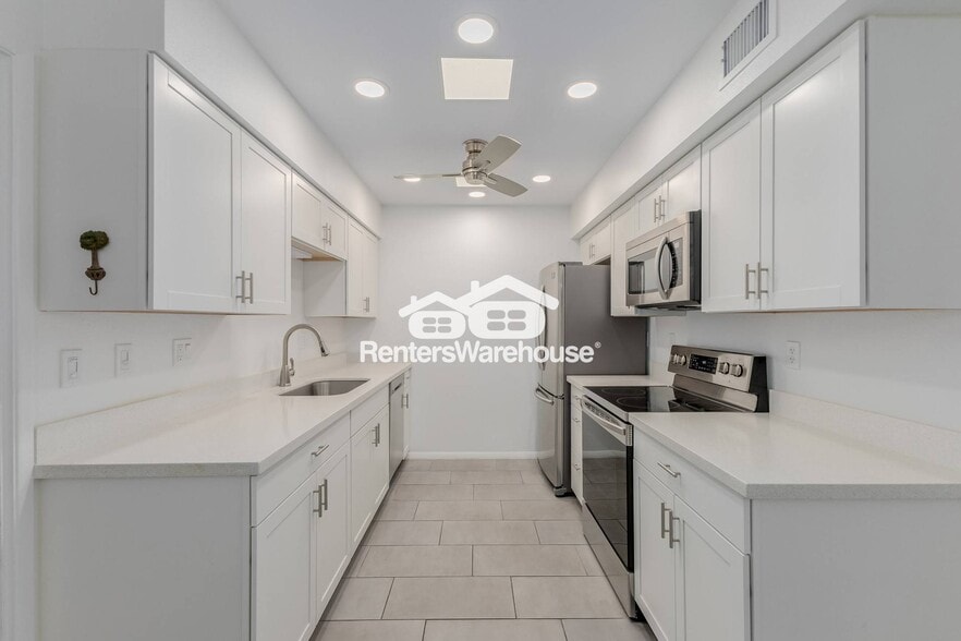 Building Photo - 13211 N Cedar Dr