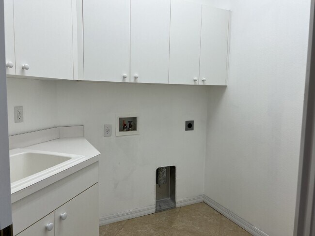 Building Photo - "Elegant 3-Bed, 3-Bath Home with a heated ...