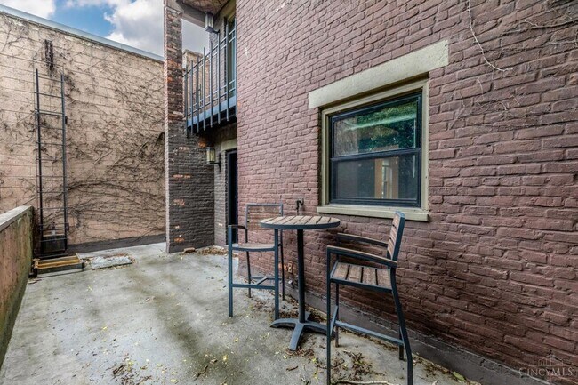 Building Photo - 127 W 9th St