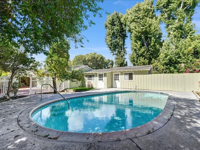 Building Photo - Welcome to this charming 3-bedroom, 2-bath...