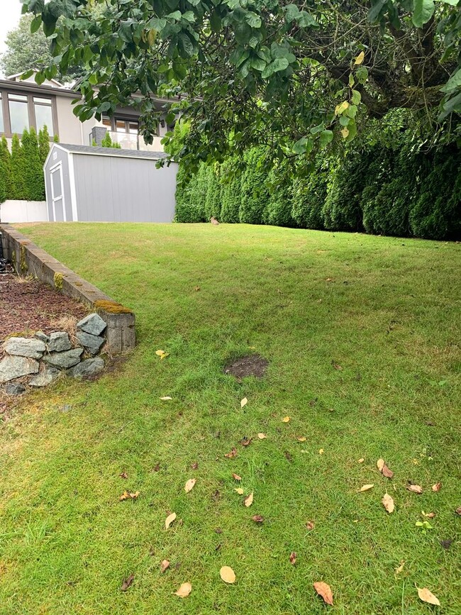 Building Photo - 4 Bedroom/3 Bath Mukilteo Duplex with View...