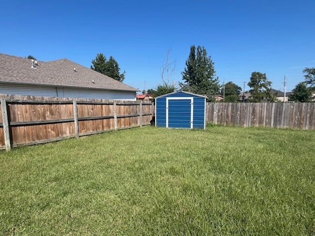 Building Photo - 102 Rosebud Cir