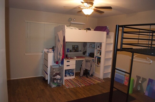 Building Photo - AUGUST PRE-LEASE!  Spacious 4 Bedroom 2 Bathroom Home CLOSE TO CAMPUS