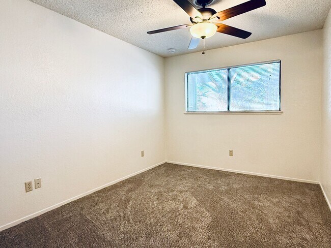 Building Photo - AVAILABLE NOW!!!