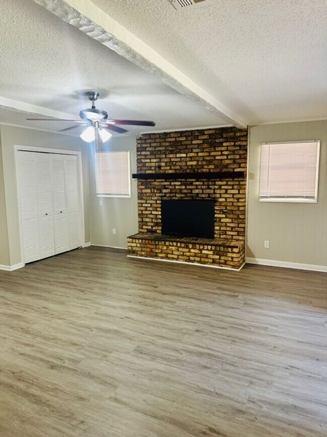 Building Photo - ** 5 Bed 2 Bath located in County Downs** ...